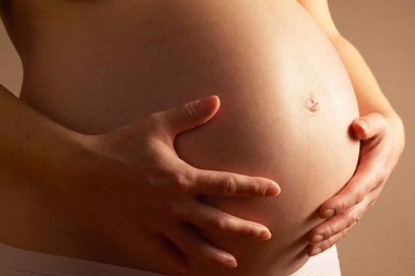 Болит правый бок при беременности и отдает в поясницу: что это значит?